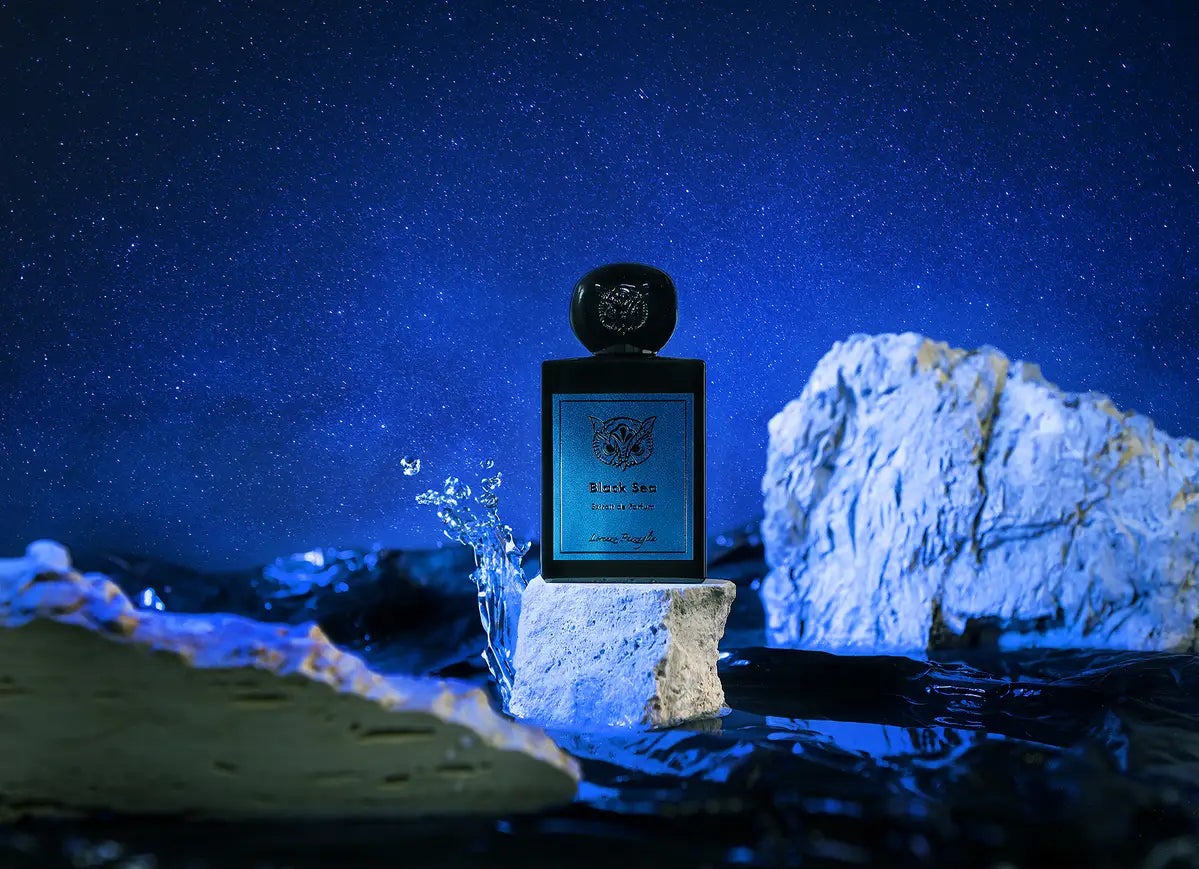 Collezione Profumi Lorenzo Pazzaglia - Black Sea Extrait de Parfum in scatto artistico - L'Atelier dei Profumi