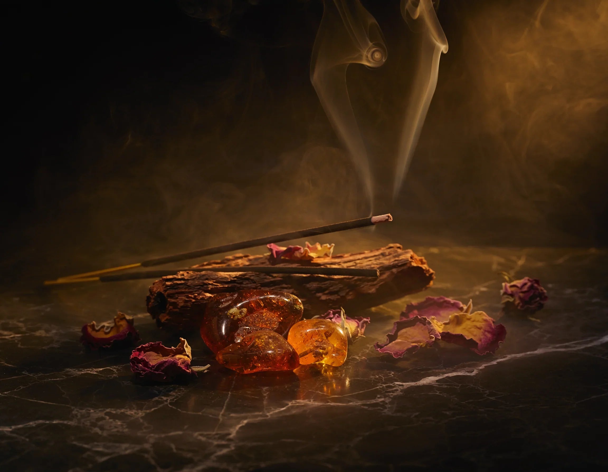 Resine ambrate e incenso evocano l'intensità dei profumi orientali di nicchia de L'Atelier dei Profumi