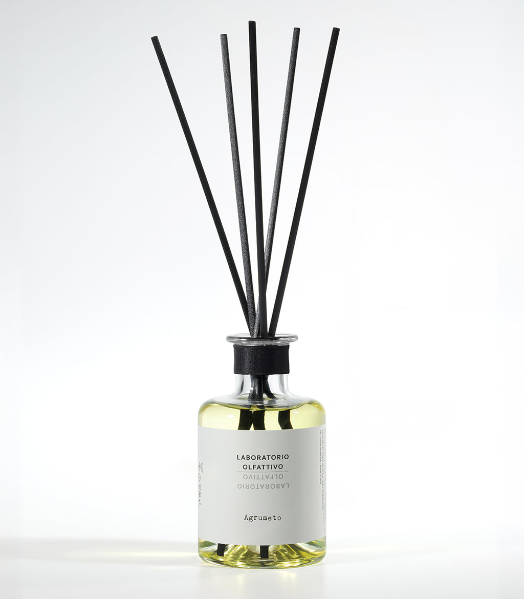 Scopri a Teramo da L'Atelier dei Profumi il diffusore Laboratorio Olfattivo: un'esplosione di Arancio, Mandarino e Gelsomino. Porta il sole in casa tua!