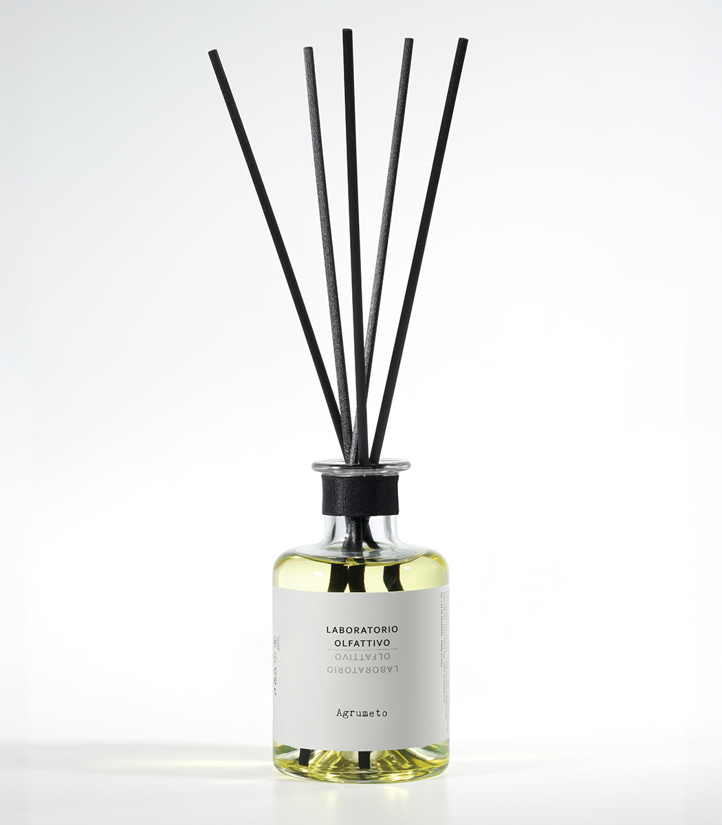 Scopri a Teramo da L'Atelier dei Profumi il diffusore Laboratorio Olfattivo: un'esplosione di Arancio, Mandarino e Gelsomino. Porta il sole in casa tua!