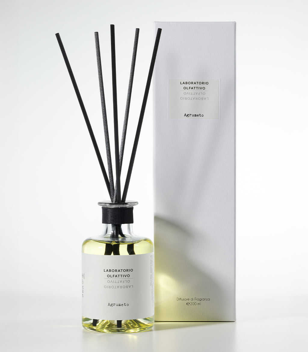 Scopri a Teramo da L'Atelier dei Profumi il diffusore Laboratorio Olfattivo: un'esplosione di Arancio, Mandarino e Gelsomino. Porta il sole in casa tua!