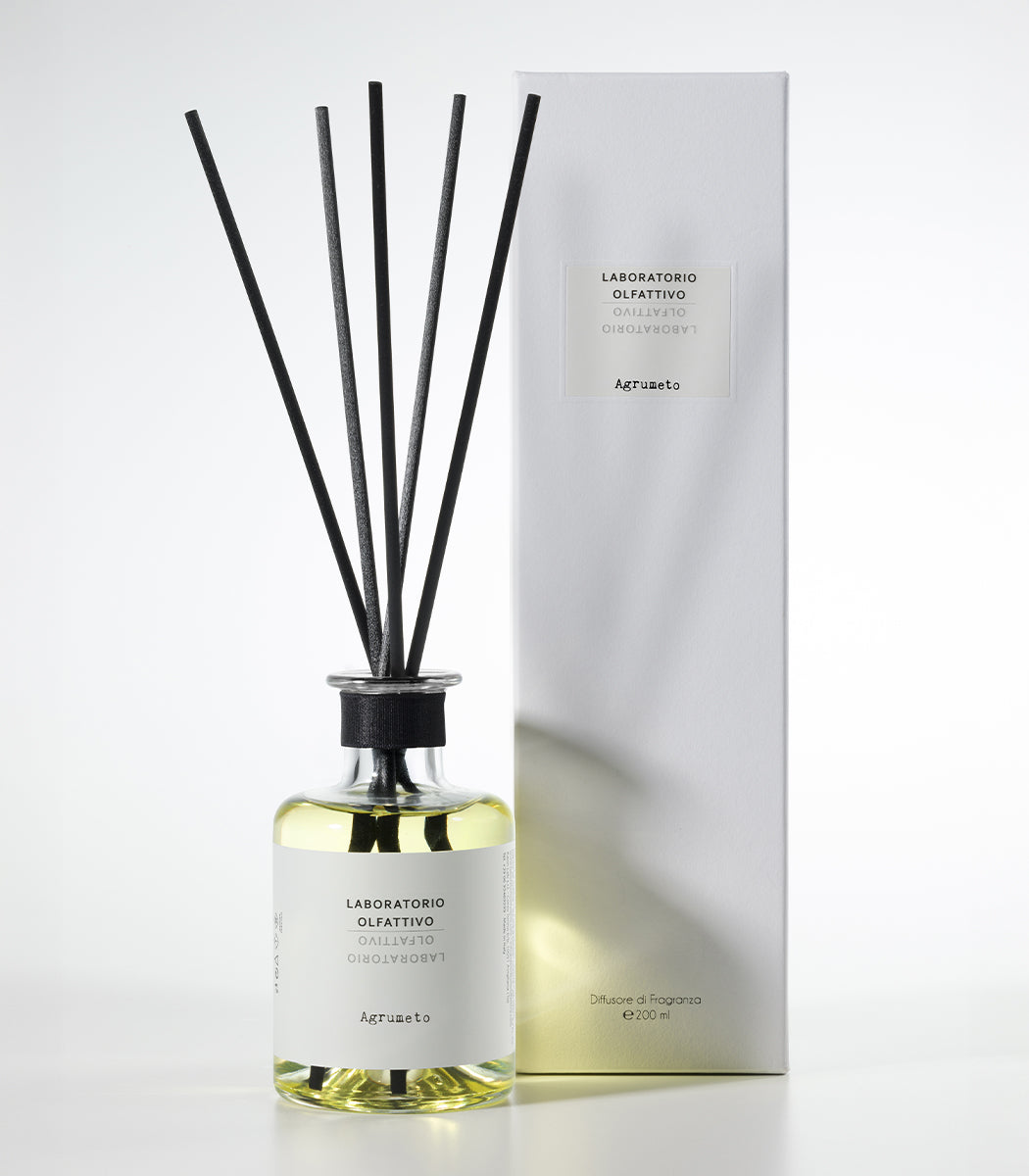 Scopri a Teramo da L'Atelier dei Profumi il diffusore Laboratorio Olfattivo: un'esplosione di Arancio, Mandarino e Gelsomino. Porta il sole in casa tua!