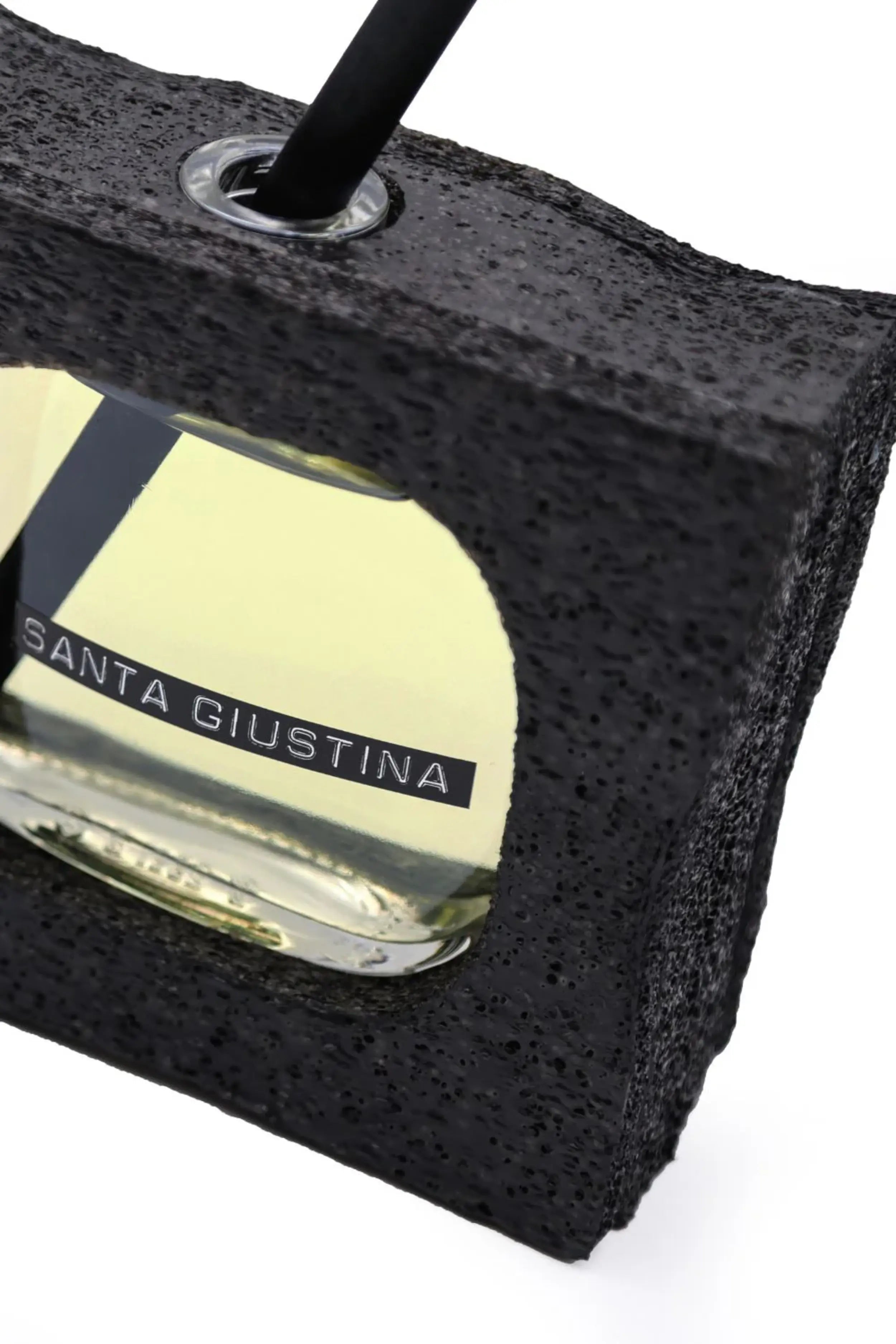 Dettaglio dell'etichetta del diffusore Santa Giustina, profumazione artistica Made in Italy | L'Atelier dei Profumi