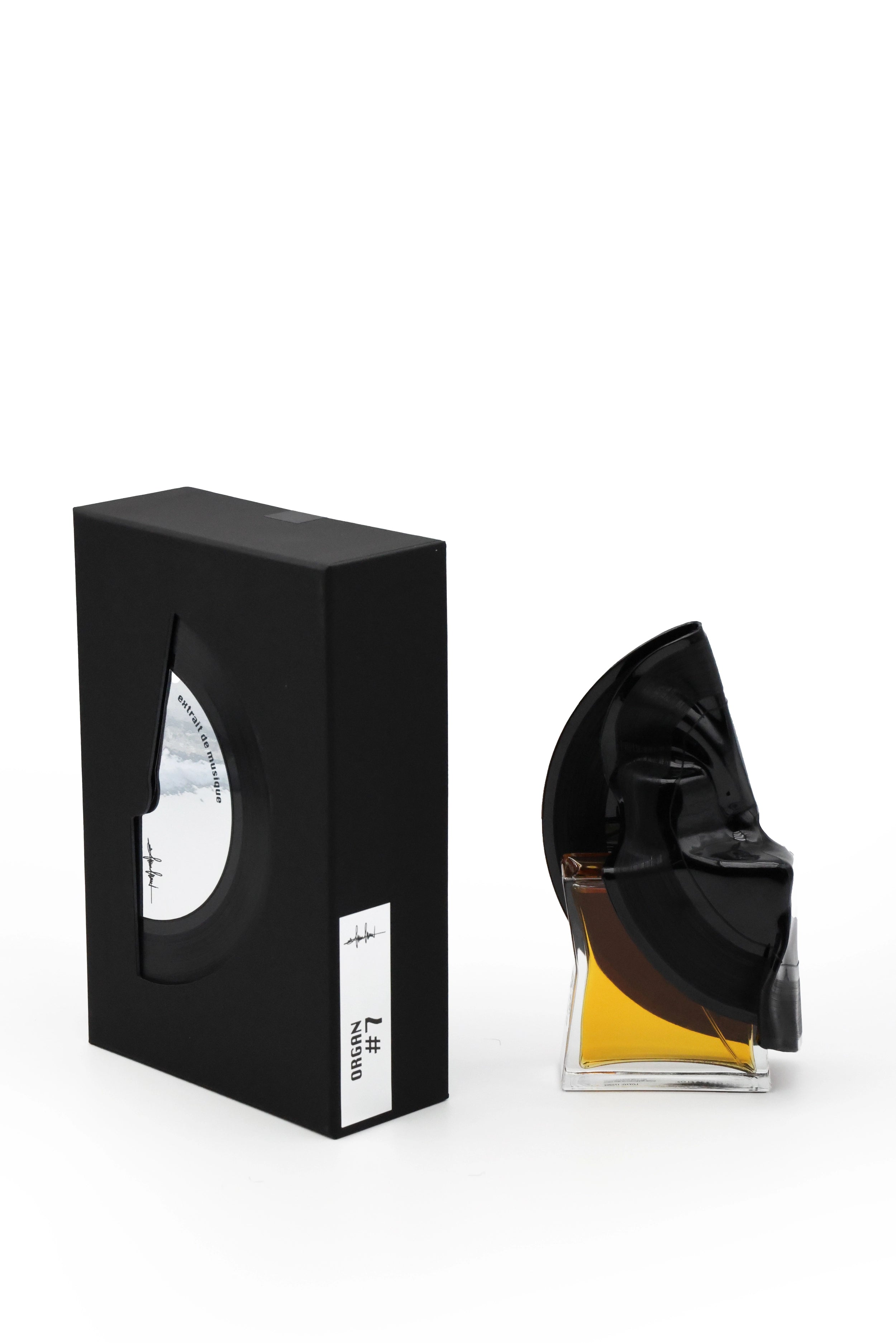 Il flacone di ORGAN #7 Filippo Sorcinelli Extrait de Parfum posizionato accanto alla sua scatola / confezione ufficiale di design. | L'Atelier Dei Profumi