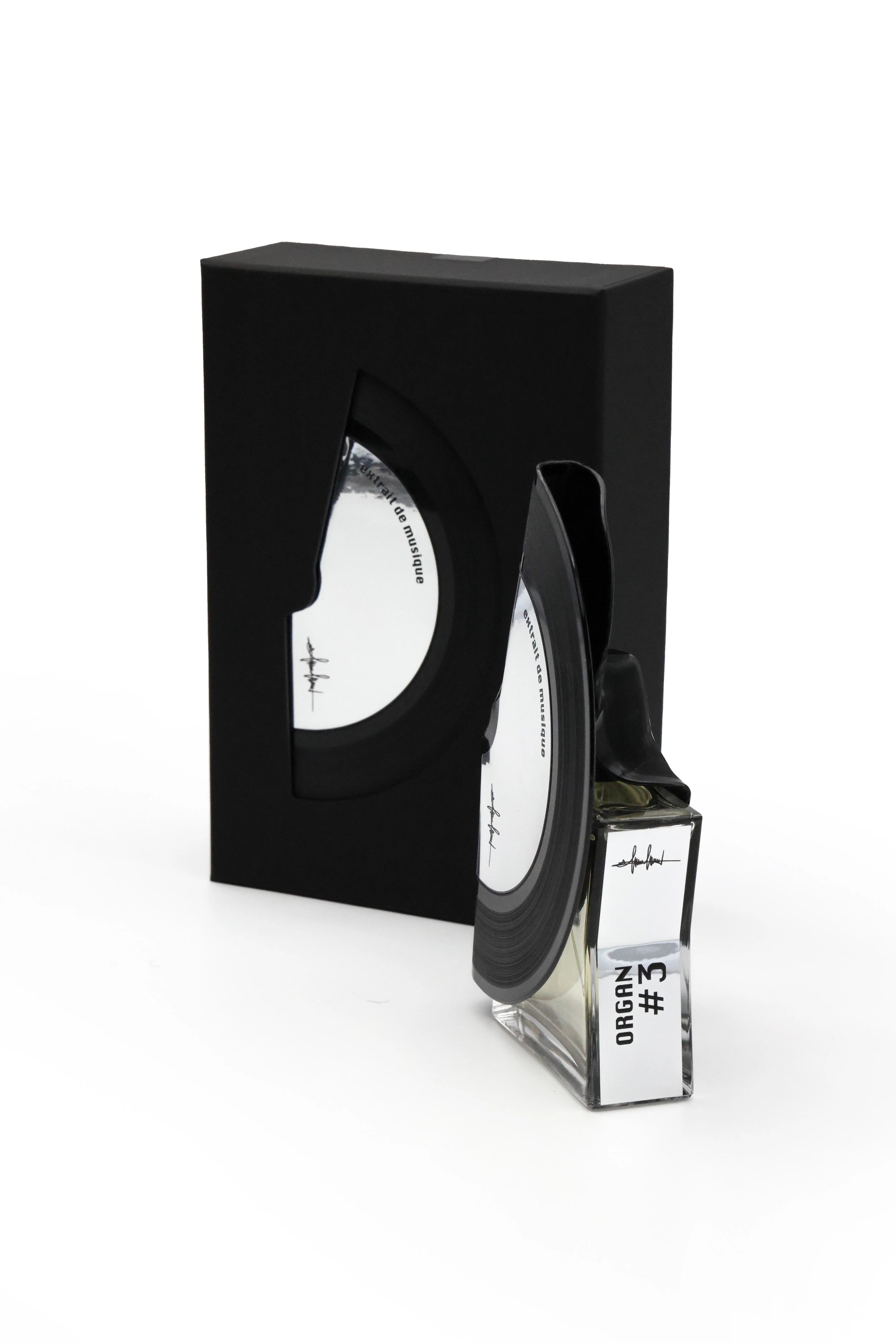 Il flacone di ORGAN #3 Filippo Sorcinelli Extrait de Parfum posizionato accanto alla sua scatola / confezione ufficiale di design. | L'Atelier Dei Profumi