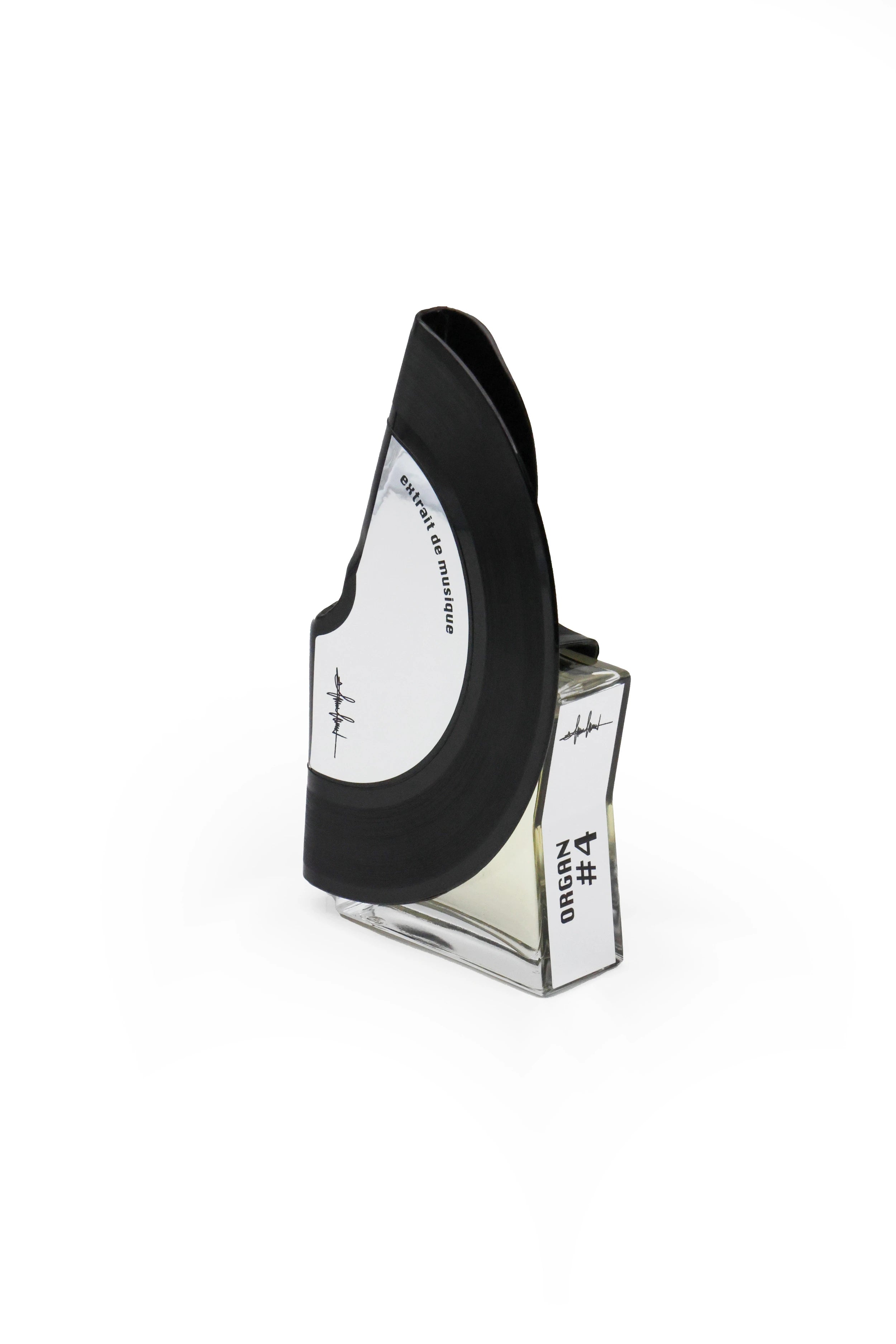 Dettaglio del profumo di nicchia ORGAN #4 di Filippo Sorcinelli con flacone e scatola dal packaging artistico, vista da un'altra angolazione. | L'Atelier Dei Profumi