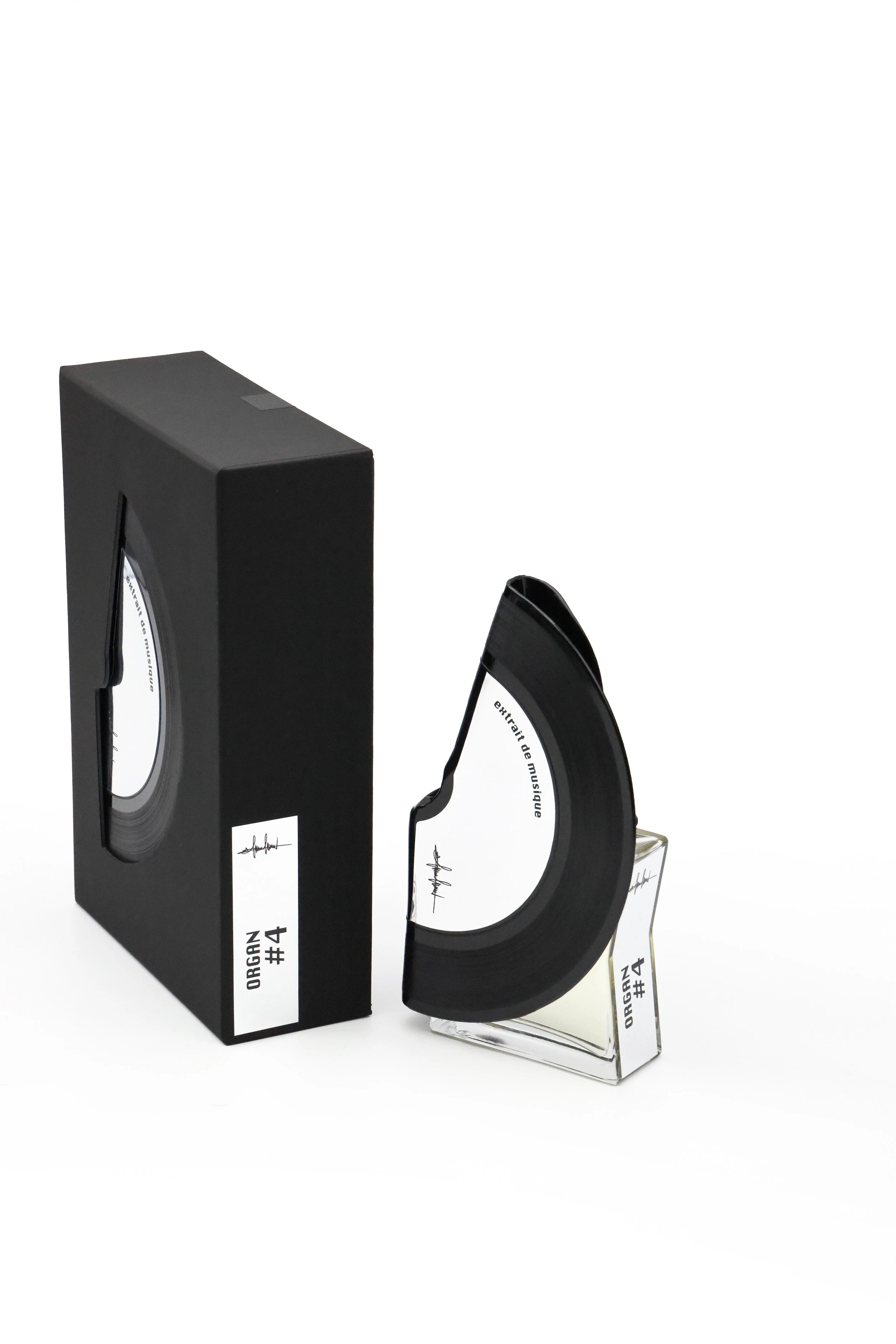 Il flacone di ORGAN #4 Filippo Sorcinelli Extrait de Parfum posizionato accanto alla sua scatola / confezione ufficiale di design. | L'Atelier Dei Profumi