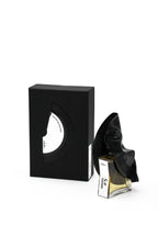 Il flacone di ORGAN #5 Filippo Sorcinelli Extrait de Parfum posizionato accanto alla sua scatola / confezione ufficiale di design. | L'Atelier Dei Profumi