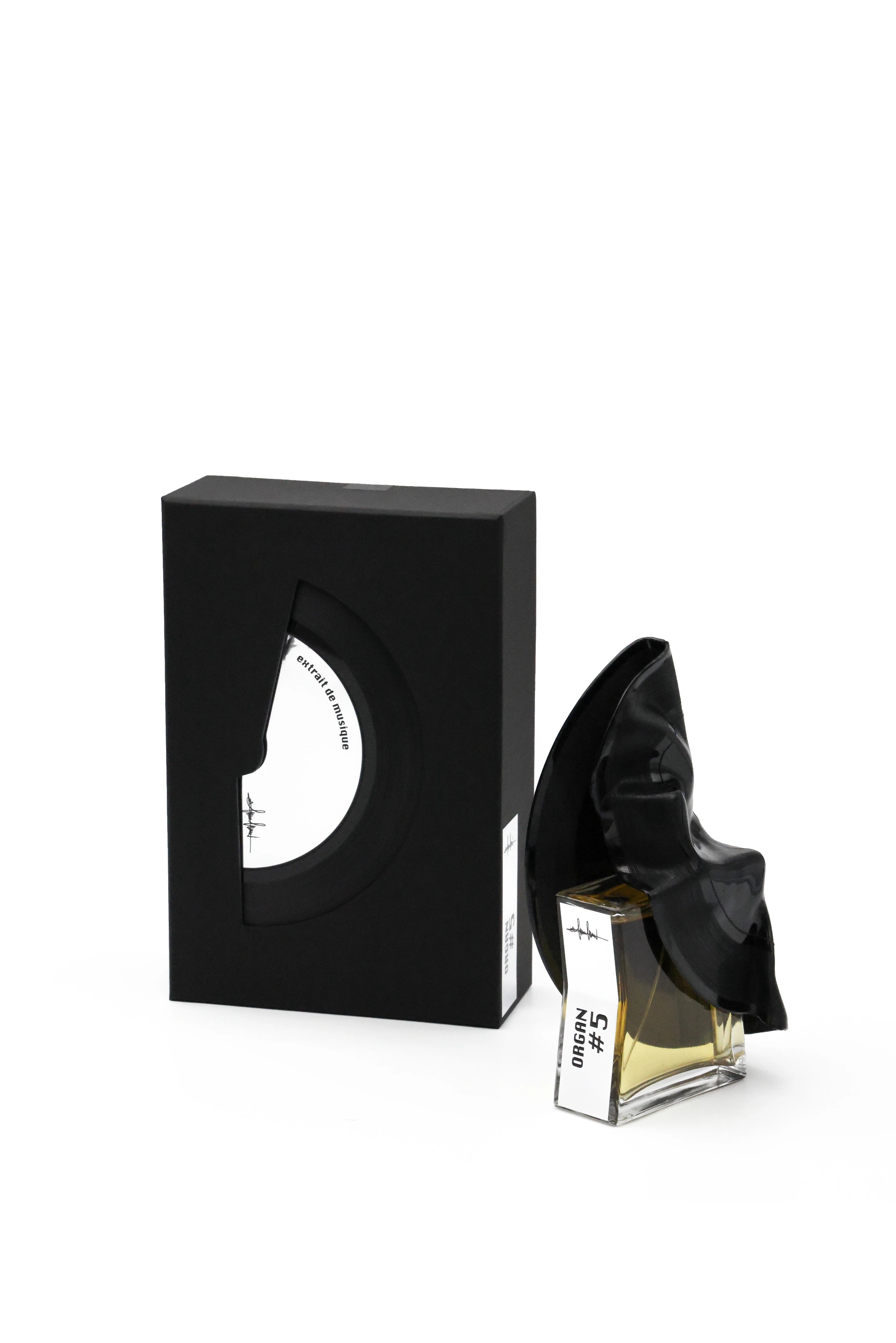 Il flacone di ORGAN #5 Filippo Sorcinelli Extrait de Parfum posizionato accanto alla sua scatola / confezione ufficiale di design. | L'Atelier Dei Profumi