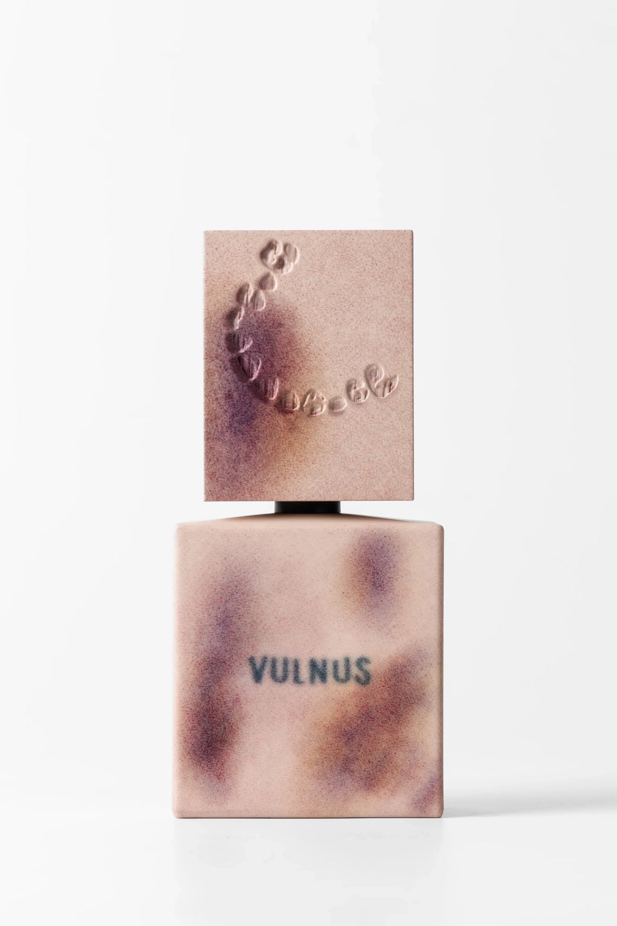 Flacone Di Profumo Filippo Sorcinelli Vulnus Extrait De Parfum 100 Ml Su Sfondo Scuro Artistico.