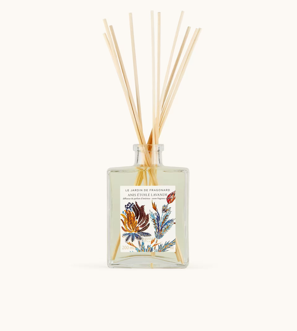 Flacone Di Diffusore Per Ambienti Fragonard Anis Étoilé Lavande 200 Ml Con Bastoncini Su Sfondo Chiaro.