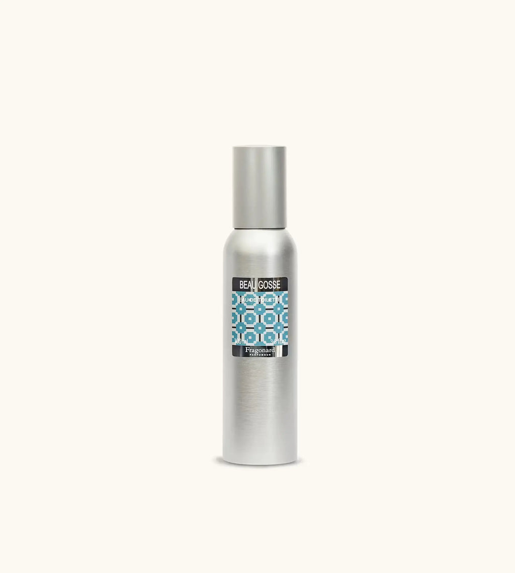 Flacone Di Profumo Fragonard Beau Gosse Eau De Toilette 100 Ml Su Sfondo Con Dettagli Agrumati E Speziati.