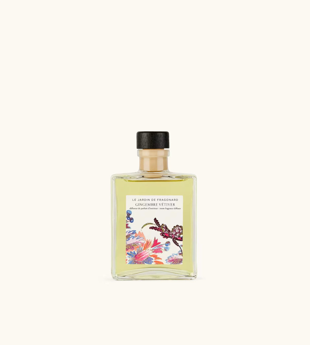 Flacone Di Diffusore Per Ambienti Fragonard Gingembre Vétiver 200 Ml Con Bastoncini Su Sfondo Chiaro.