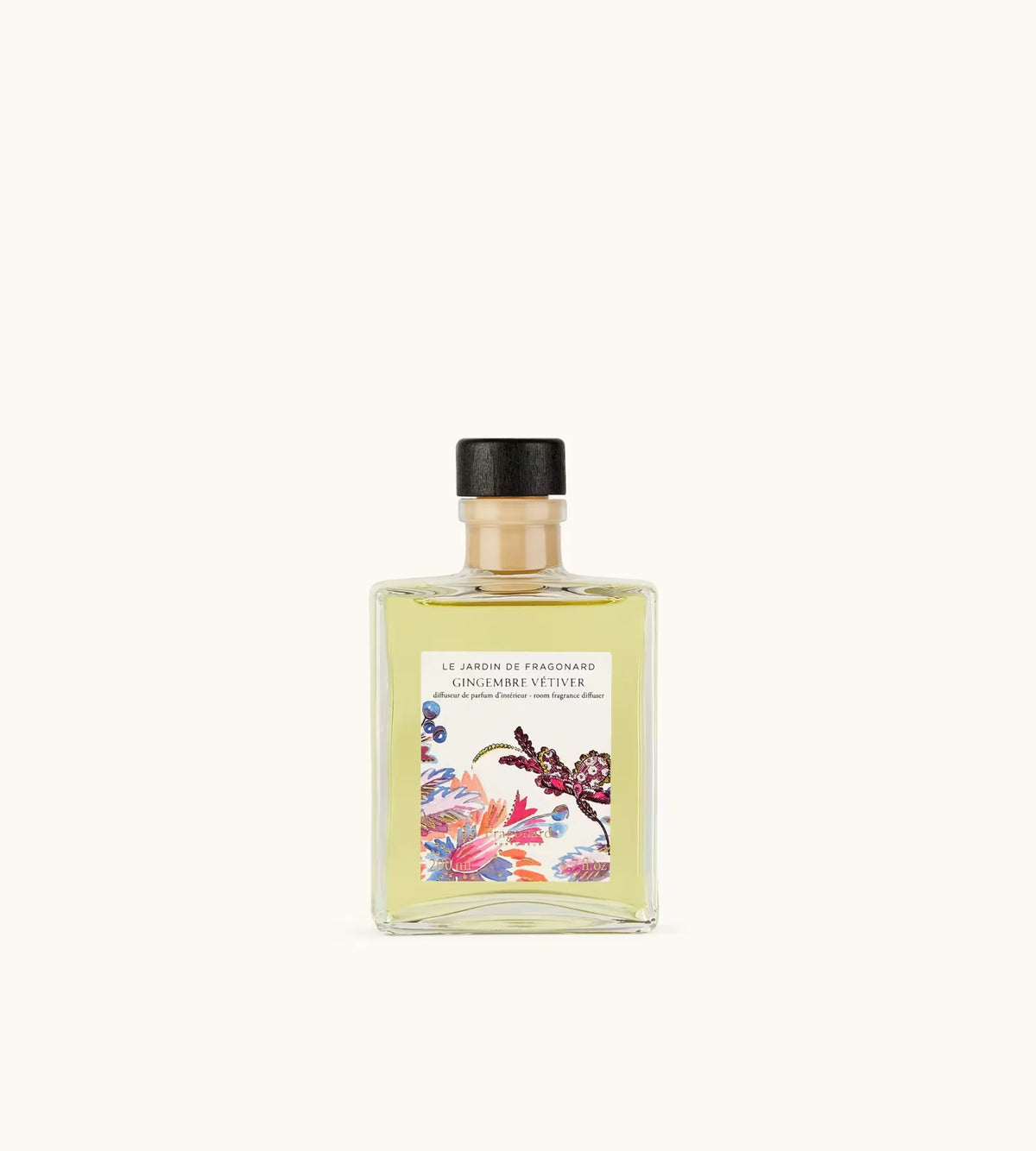 Flacone Di Diffusore Per Ambienti Fragonard Gingembre Vétiver 200 Ml Con Bastoncini Su Sfondo Chiaro.