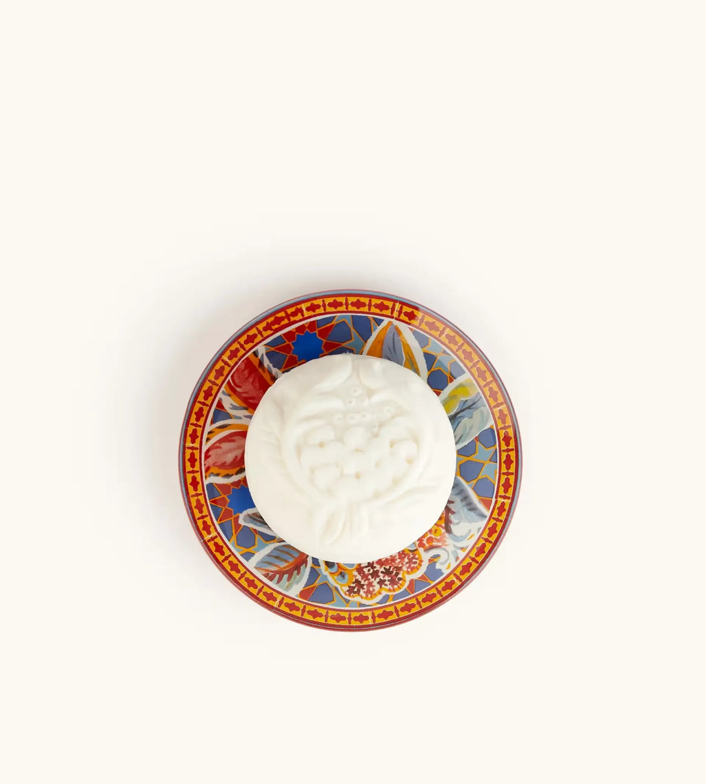 Dettaglio Del Sapone Profumato Fragonard Grenade Pivoine Con Piramide Olfattiva Fruttata E Floreale.
