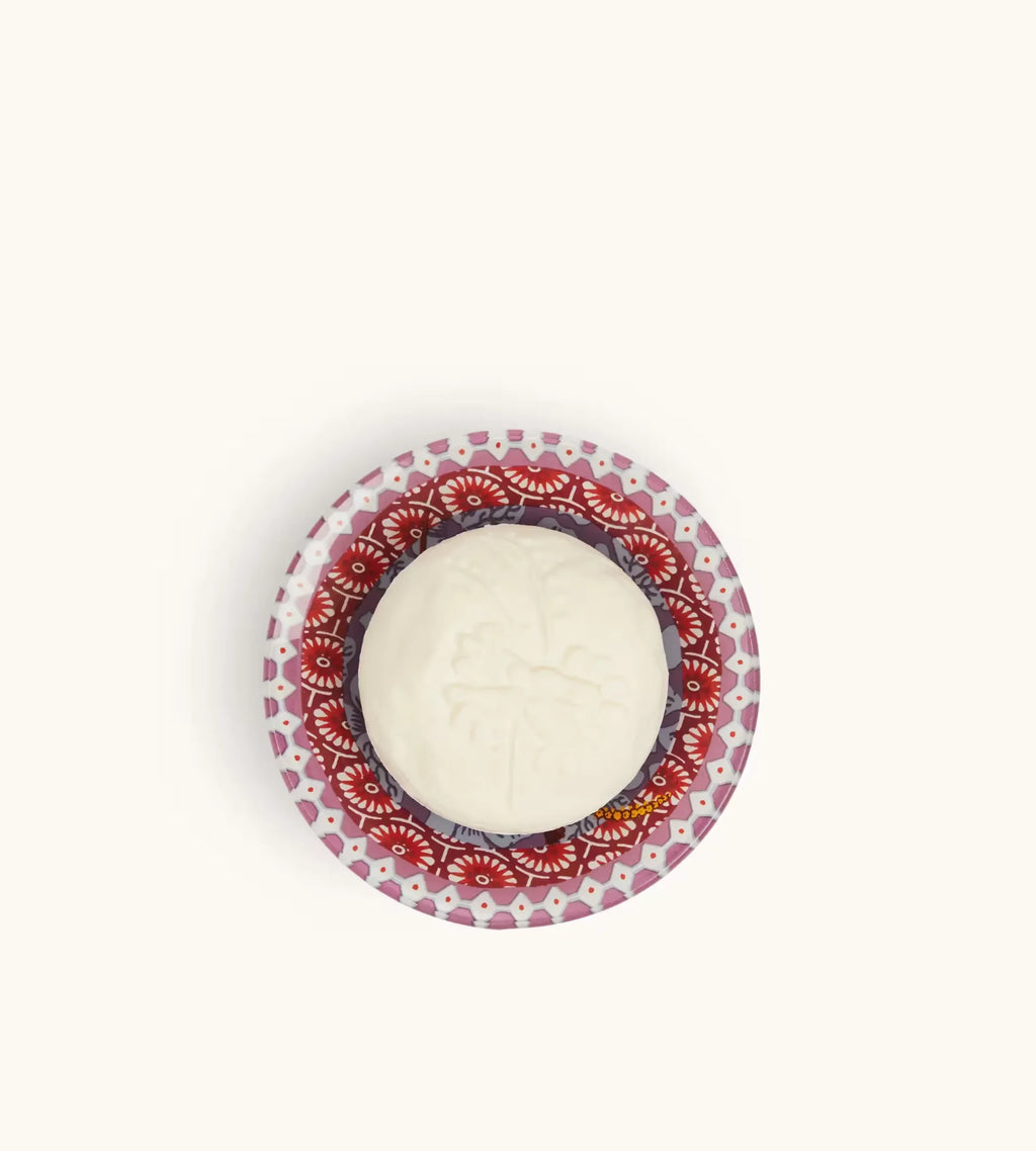 Panetto Di Sapone Fragonard Heliotrope Gingembre Su Sfondo Con Dettagli Speziati E Floreali.