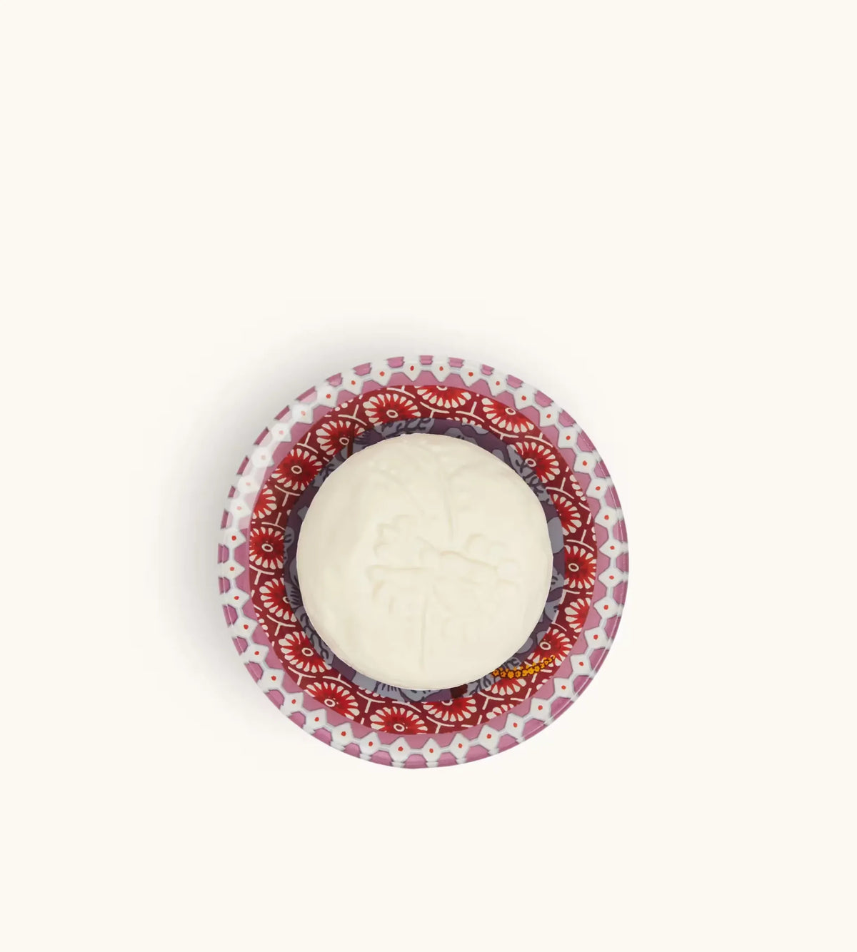 Panetto Di Sapone Fragonard Heliotrope Gingembre Su Sfondo Con Dettagli Speziati E Floreali.