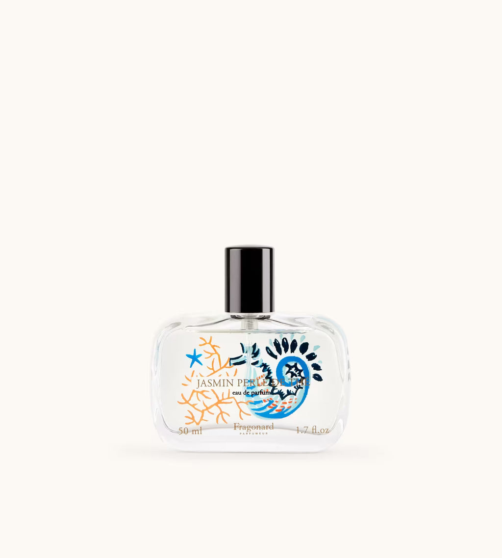 Flacone di profumo Fragonard Jasmin Perle De Thé Eau De Parfum 50 ml su sfondo con fiori di gelsomino.
