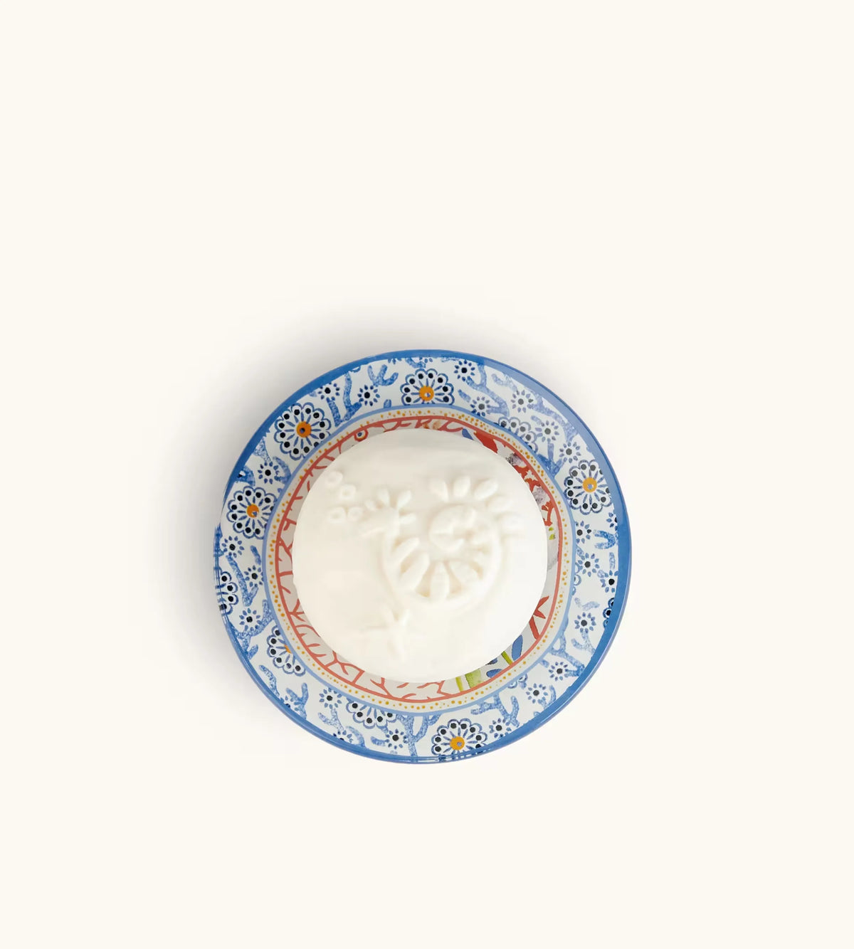 Panetto Di Sapone Fragonard Jasmin Perle De Thé Su Sfondo Con Fiori Di Gelsomino.