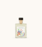Flacone Di Diffusore Per Ambienti Fragonard Menthe Basilic 200 Ml Con Bastoncini Su Sfondo Chiaro.