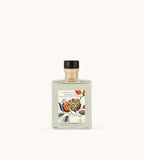 Flacone Di Diffusore Per Ambienti Fragonard Pistache Cèdre 200 Ml Con Bastoncini Su Sfondo Chiaro.