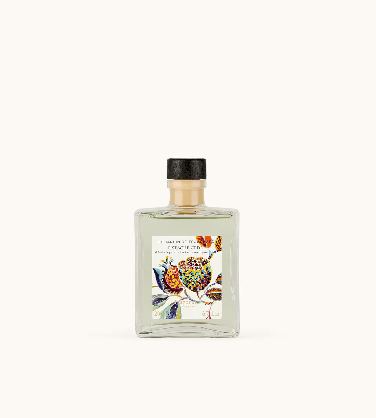 Flacone Di Diffusore Per Ambienti Fragonard Pistache Cèdre 200 Ml Con Bastoncini Su Sfondo Chiaro.