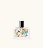 Flacone Di Profumo Fragonard Rose Lavande Eau De Parfum 50 Ml Su Sfondo Con Fiori Di Rosa E Lavanda.