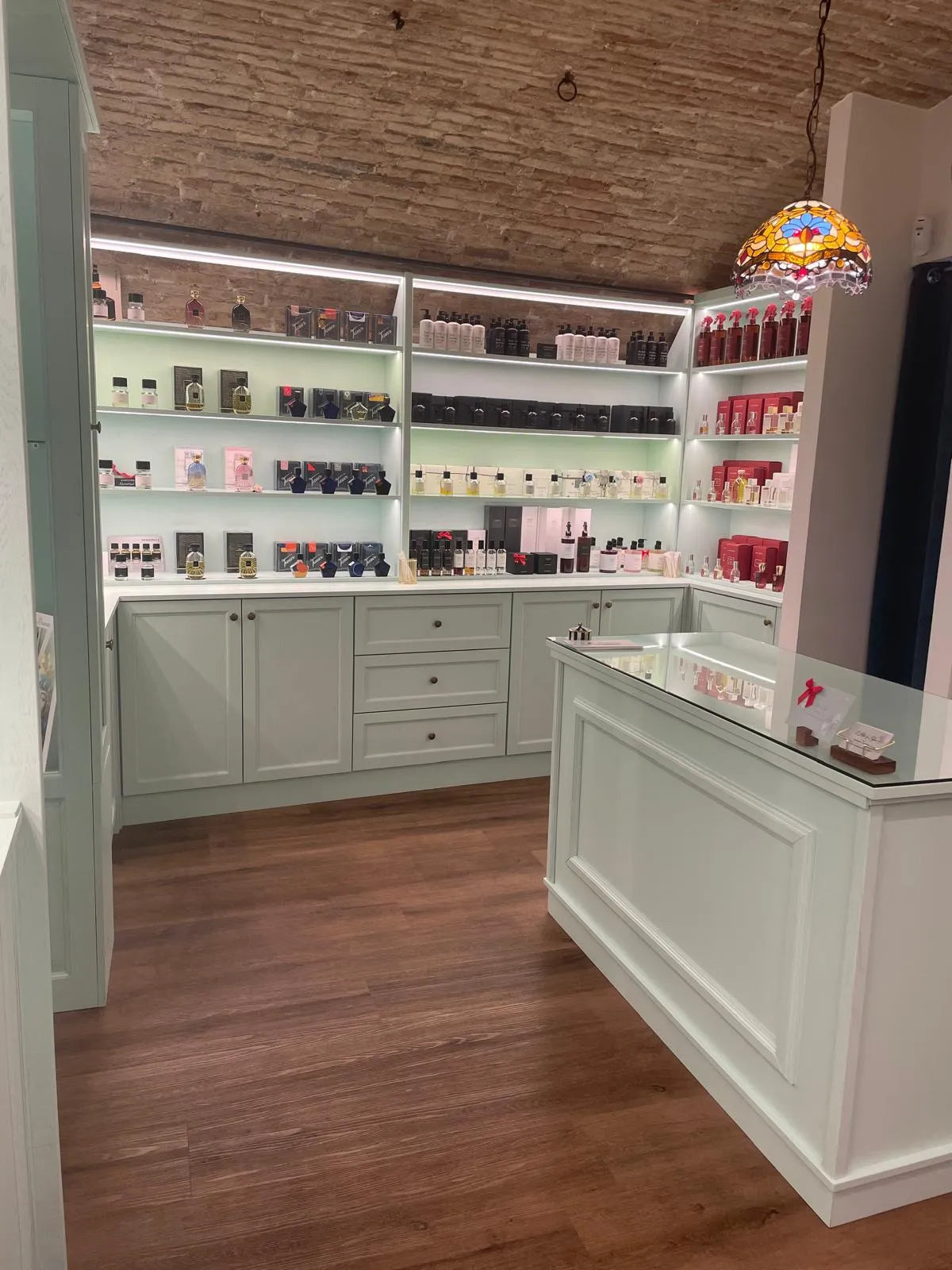 Panoramica interna de L'Atelier dei Profumi: un ambiente raffinato dedicato alla profumeria di nicchia - Rivenditore Autorizzato