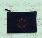 Pochette esclusiva con pittogramma cucito a mano per il Kit di 5 profumi. Un segno di stile che lascia il segno a Teramo e online.