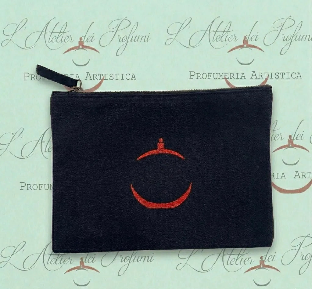 Pochette esclusiva con pittogramma cucito a mano per il Kit di 5 profumi. Un segno di stile che lascia il segno a Teramo e online.