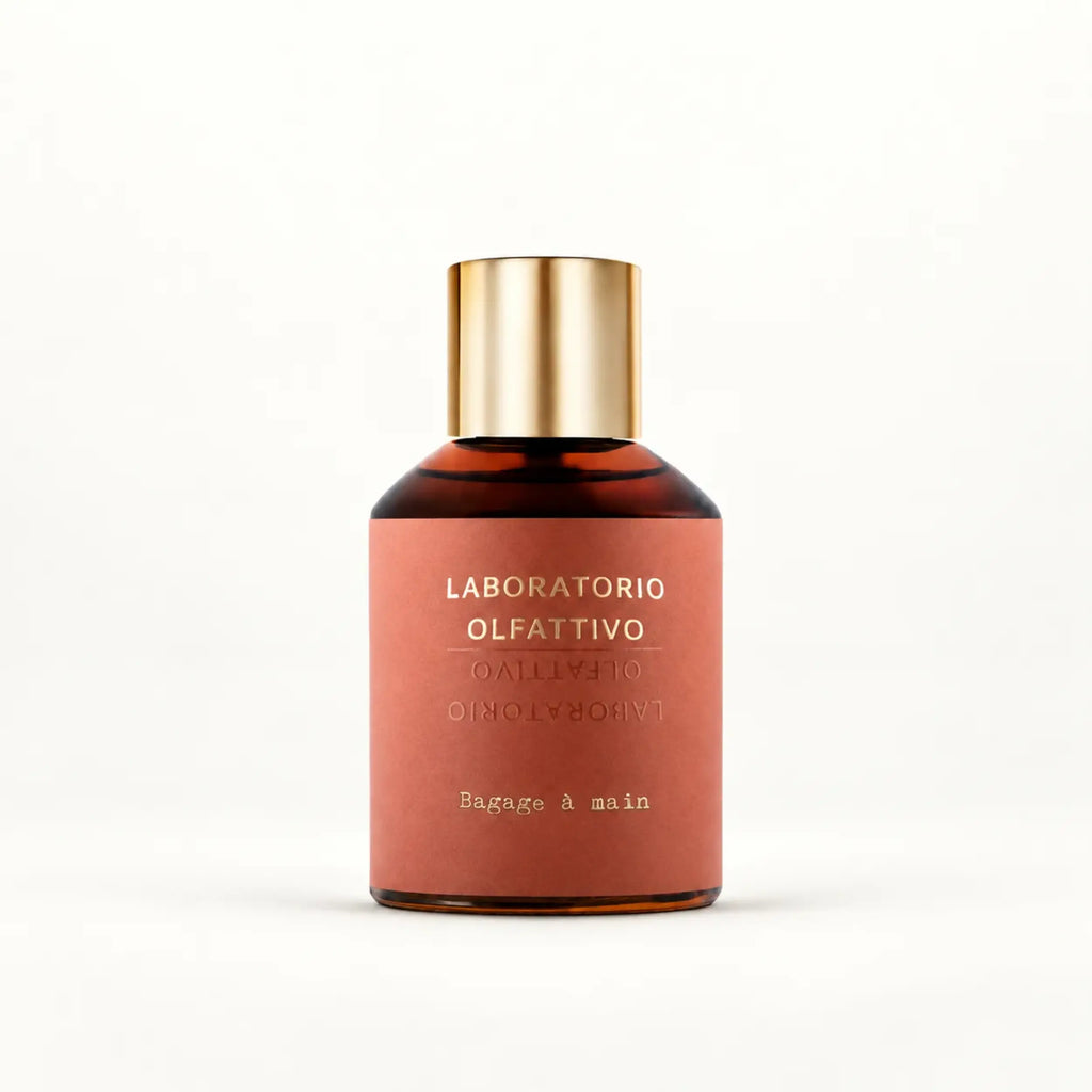 Flacone Di Profumo Laboratorio Olfattivo Bagage A Main Parfum Intense 100 Ml Su Sfondo Minimalista E Raﬃnato.