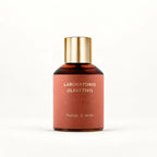 Flacone Di Profumo Laboratorio Olfattivo Bagage A Main Parfum Intense 100 Ml Su Sfondo Minimalista E Raﬃnato.