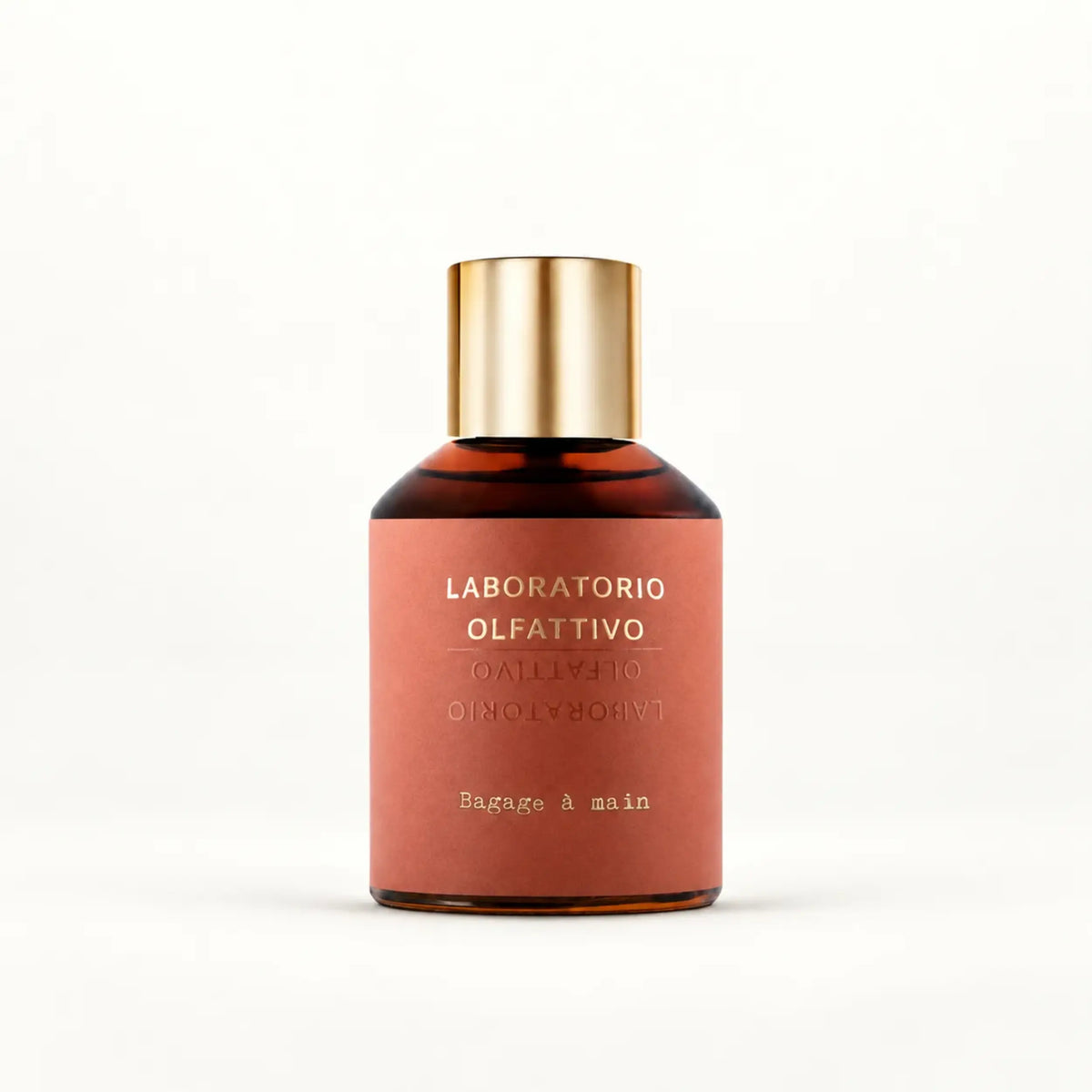 Flacone Di Profumo Laboratorio Olfattivo Bagage A Main Parfum Intense 100 Ml Su Sfondo Minimalista E Raﬃnato.