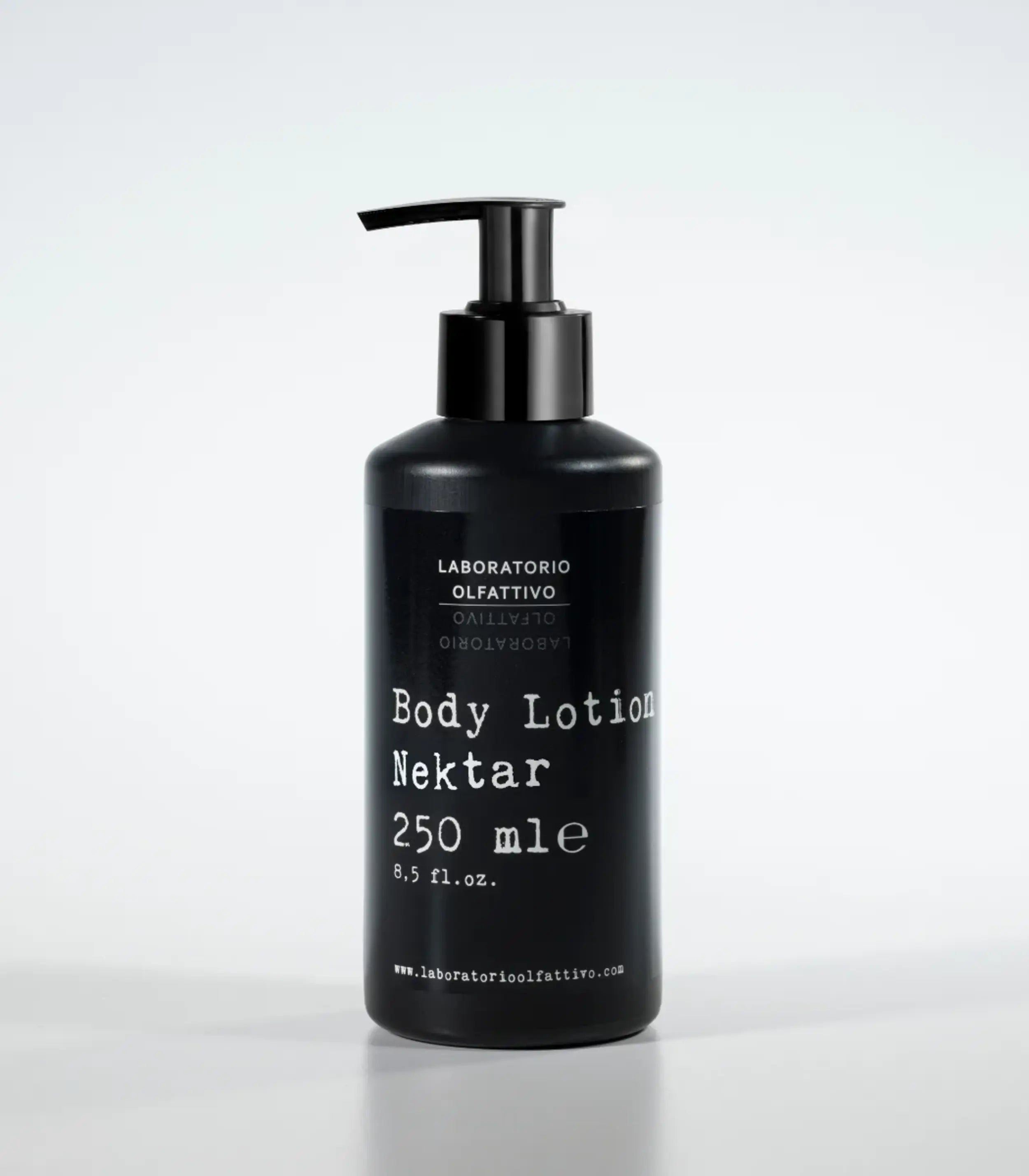 Foto frontale del flacone di profumo Nektar di Laboratorio Olfattivo Eau de Parfum, con etichetta minimalista in evidenza su sfondo neutro ed elegante. | L'Atelier Dei Profumi