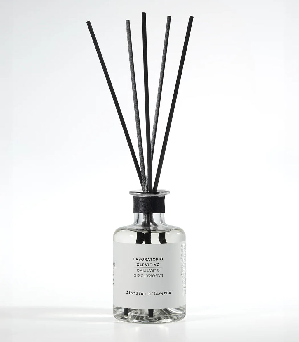 Laboratorio Olfattivo Diffusore Ambiente Giardino D’inverno: profumatore con bastoncini legnoso e speziato - L'Atelier dei Profumi