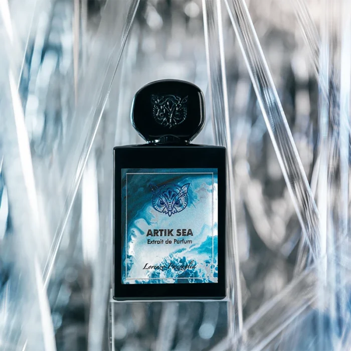 La maestosità del mare artico in Arctik Sea di Lorenzo Pazzaglia a L'Atelier dei Profumi Teramo. Un segno di stile che lascia il segno.