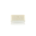 Panetto di sapone vegetale Riserva Regia scartato, texture cremosa e logo impresso per una detersione elegante | L'Atelier dei Profumi"