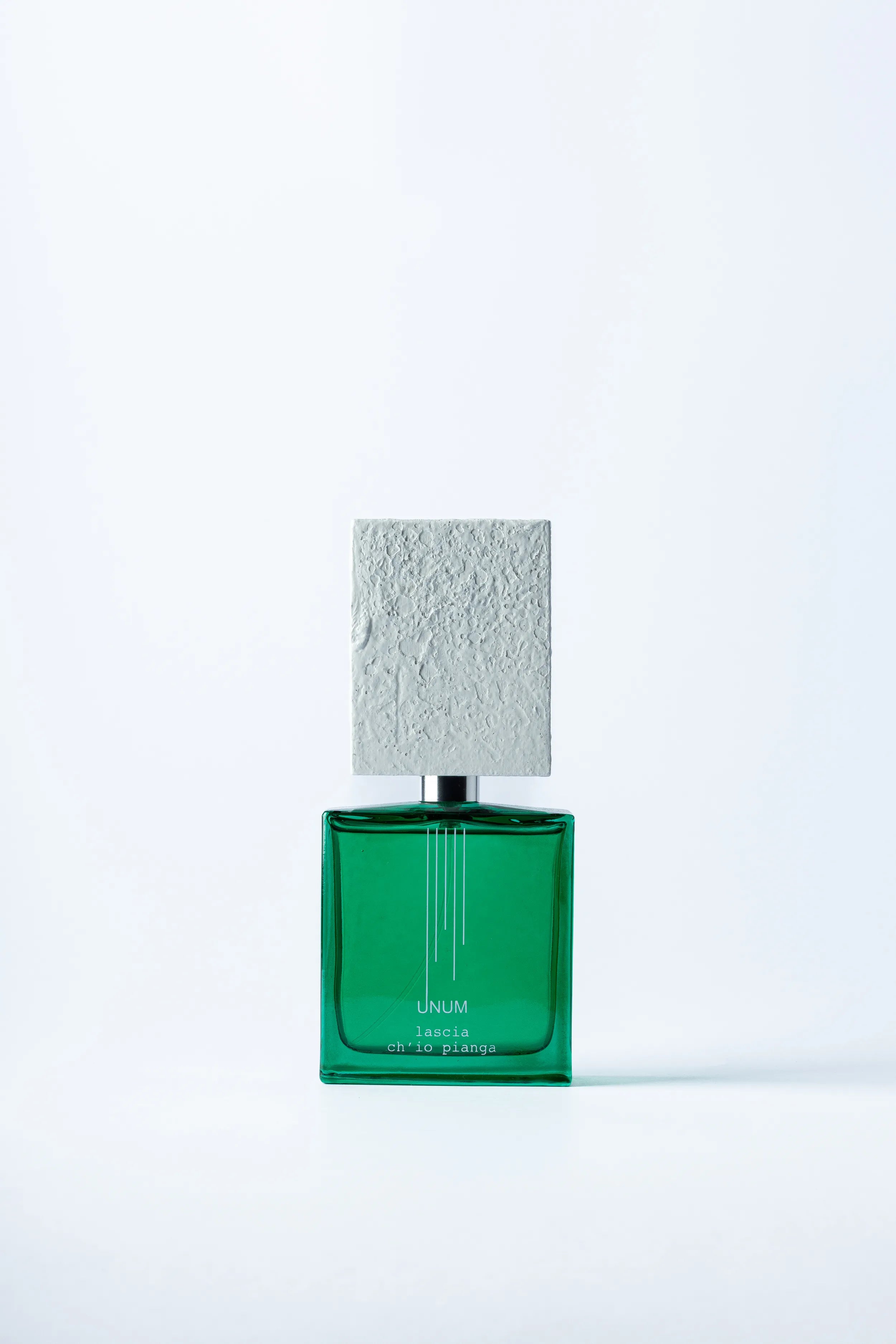 Estratto di profumo Lascia ch'Io Pianga di Filippo Sorcinelli. Una fragranza che celebra la libertà, acquistabile con spedizione veloce e campioncini su L'Atelier dei Profumi.