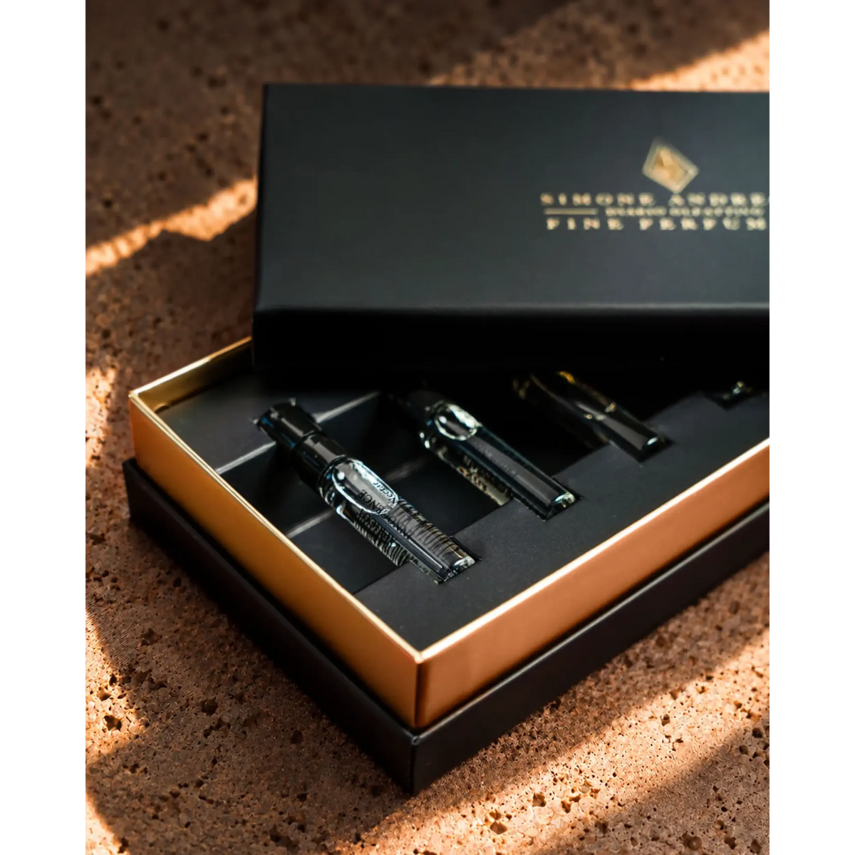 Dettaglio Dei Fialetti Spray Del Discovery Kit Simone Andreoli Timeless Nomad Con Piramide Olfattiva Orientale E Speziata.