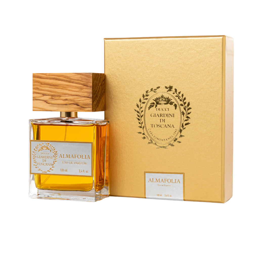  Il flacone di Almafolia Giardini di Toscana Eau de Parfum posizionato accanto alla sua scatola / confezione ufficiale da esposizione. | L'Atelier Dei Profumi