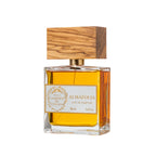 Dettaglio del profumo di nicchia Almafolia di Giardini di Toscana con flacone e scatola di packaging elegante, vista da un'altra angolazione. | L'Atelier Dei Profumi