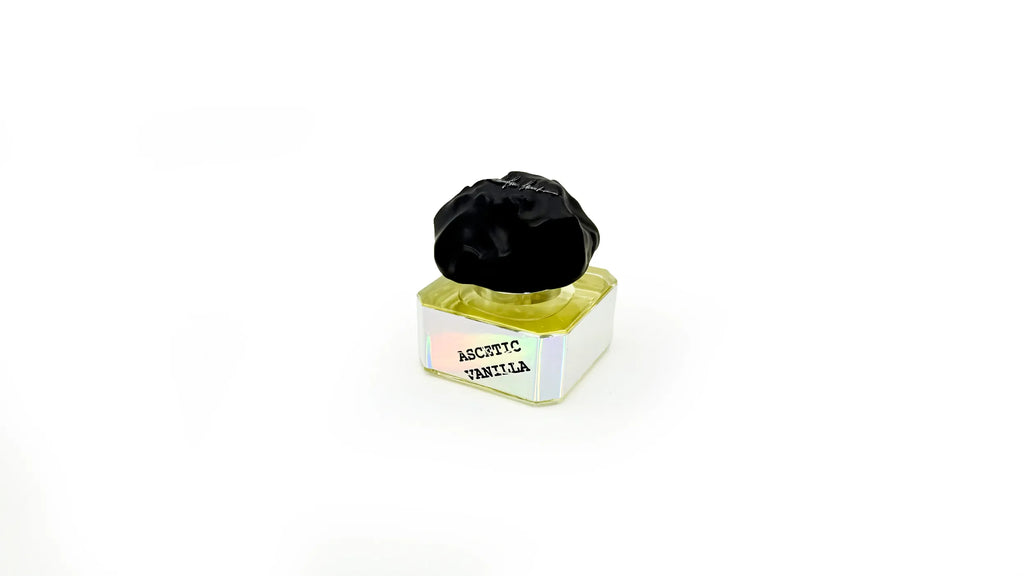Vista frontale di Ascetic Vanilla Filippo Sorcinelli, l'estratto che custodisce l'abbraccio. L'Atelier dei Profumi Teramo Rivenditore Autorizzato.