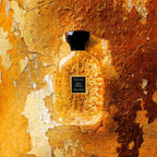 Scaglie d'oro 24k nel flacone di Iris Fauve Atelier Des Ors - Dettaglio lusso artigianale-L'Atelier dei Profumi