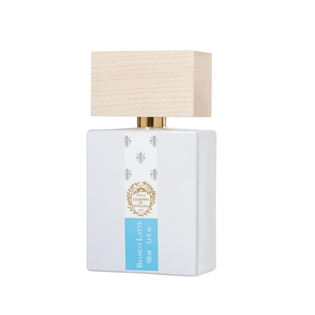 Dettaglio del profumo di nicchia Bianco Latte di Giardini di Toscana con flacone e scatola di packaging elegante, vista da un'altra angolazione. | L'Atelier Dei Profumi