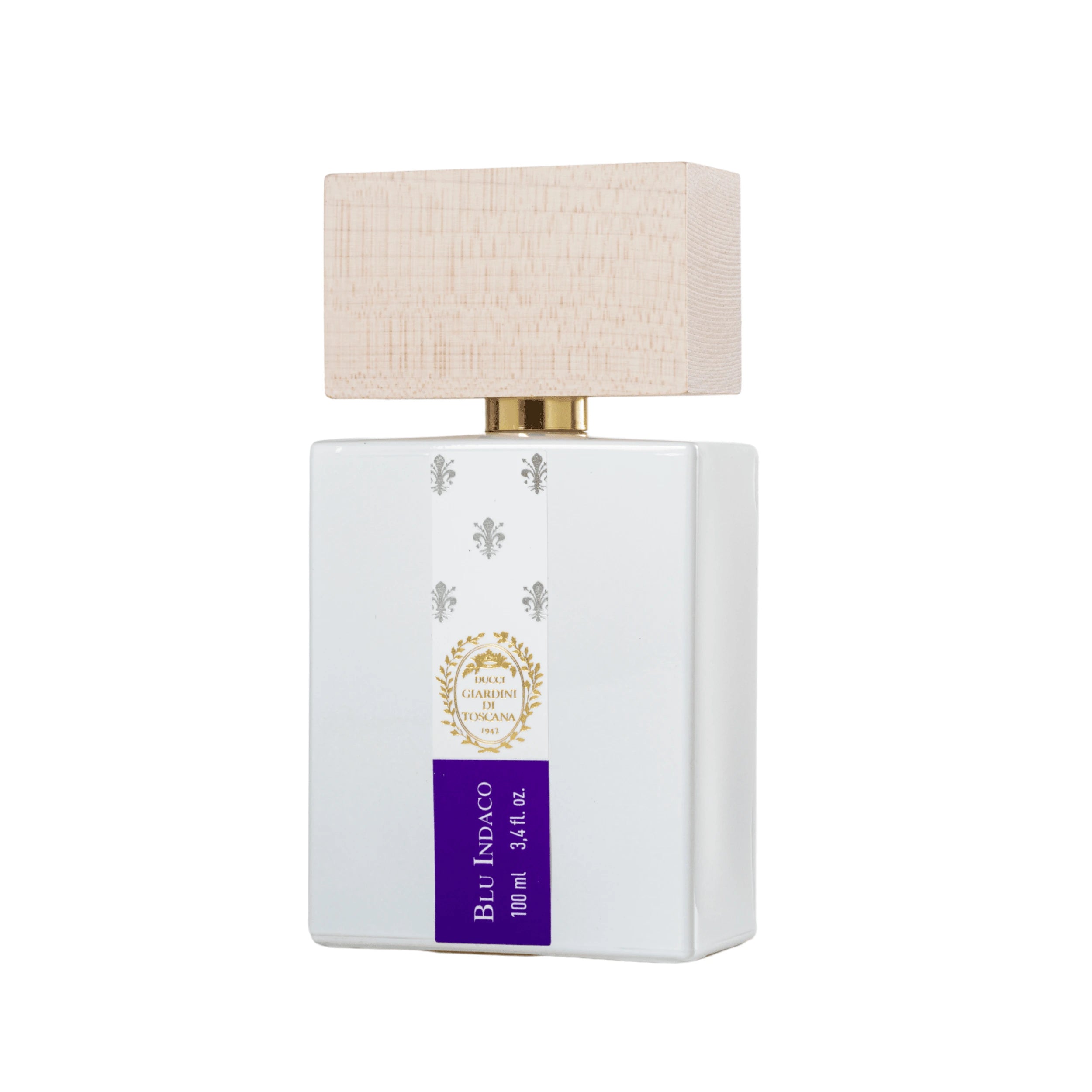 Dettaglio del profumo di nicchia Blu Indaco di Giardini di Toscana con flacone e scatola di packaging elegante, vista da un'altra angolazione. | L'Atelier Dei Profumi