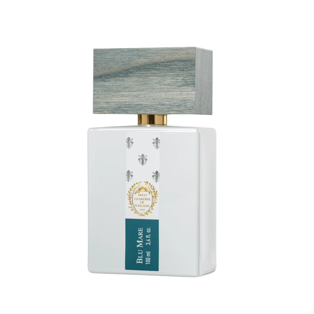 Il flacone di Blu Mare Giardini di Toscana Eau de Parfum posizionato accanto alla sua scatola / confezione ufficiale da esposizione. | L'Atelier Dei Profumi