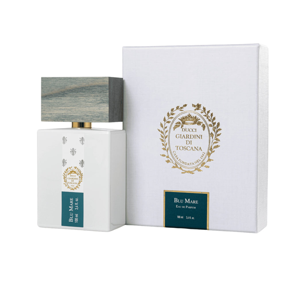 Dettaglio del profumo di nicchia Blu Mare di Giardini di Toscana con flacone e scatola di packaging elegante, vista da un'altra angolazione. | L'Atelier Dei Profumi