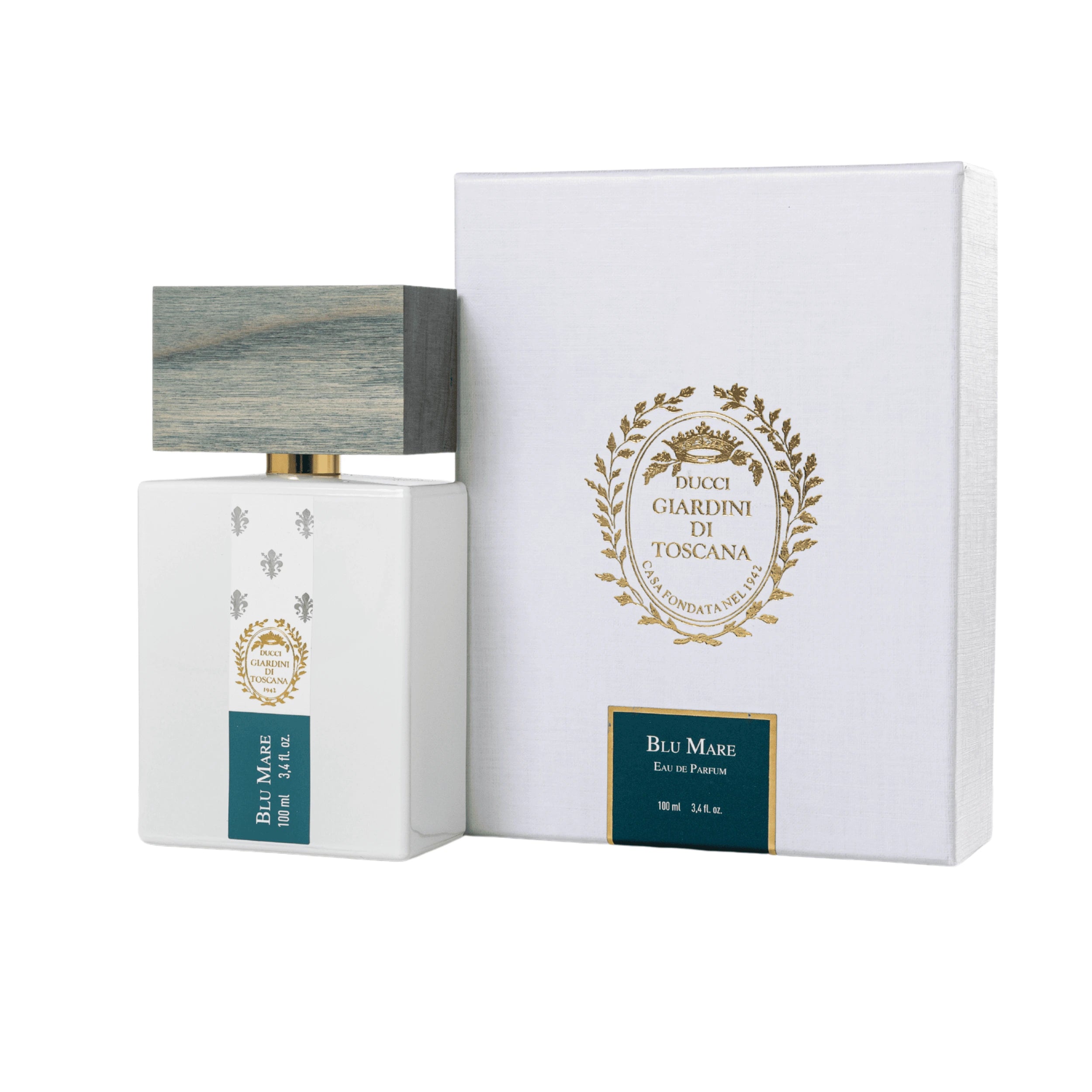 Dettaglio del profumo di nicchia Blu Mare di Giardini di Toscana con flacone e scatola di packaging elegante, vista da un'altra angolazione. | L'Atelier Dei Profumi