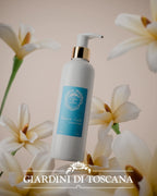 Inquadratura ravvicinata della texture ricca e setosa della crema corpo Bianco Latte | L'Atelier dei Profumi