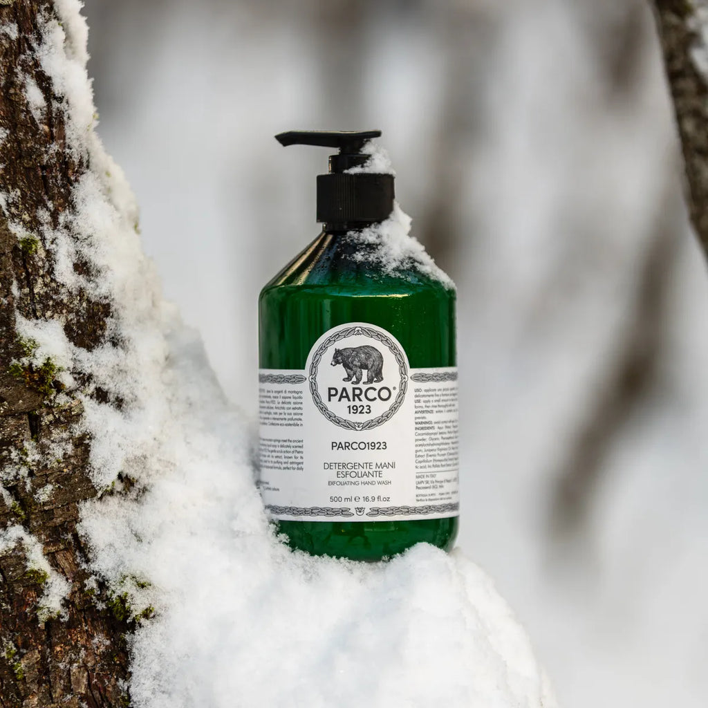 Il respiro della montagna sulla tua pelle. Anche tra le vette innevate d'Abruzzo, la Pietra Gentile del nostro scrub PARCO 1923 si prende cura delle tue mani, rigenerandole con la delicatezza della natura. Un rituale di bellezza pura, direttamente dalle foreste incontaminate. Acquista in boutique a Teramo o online.